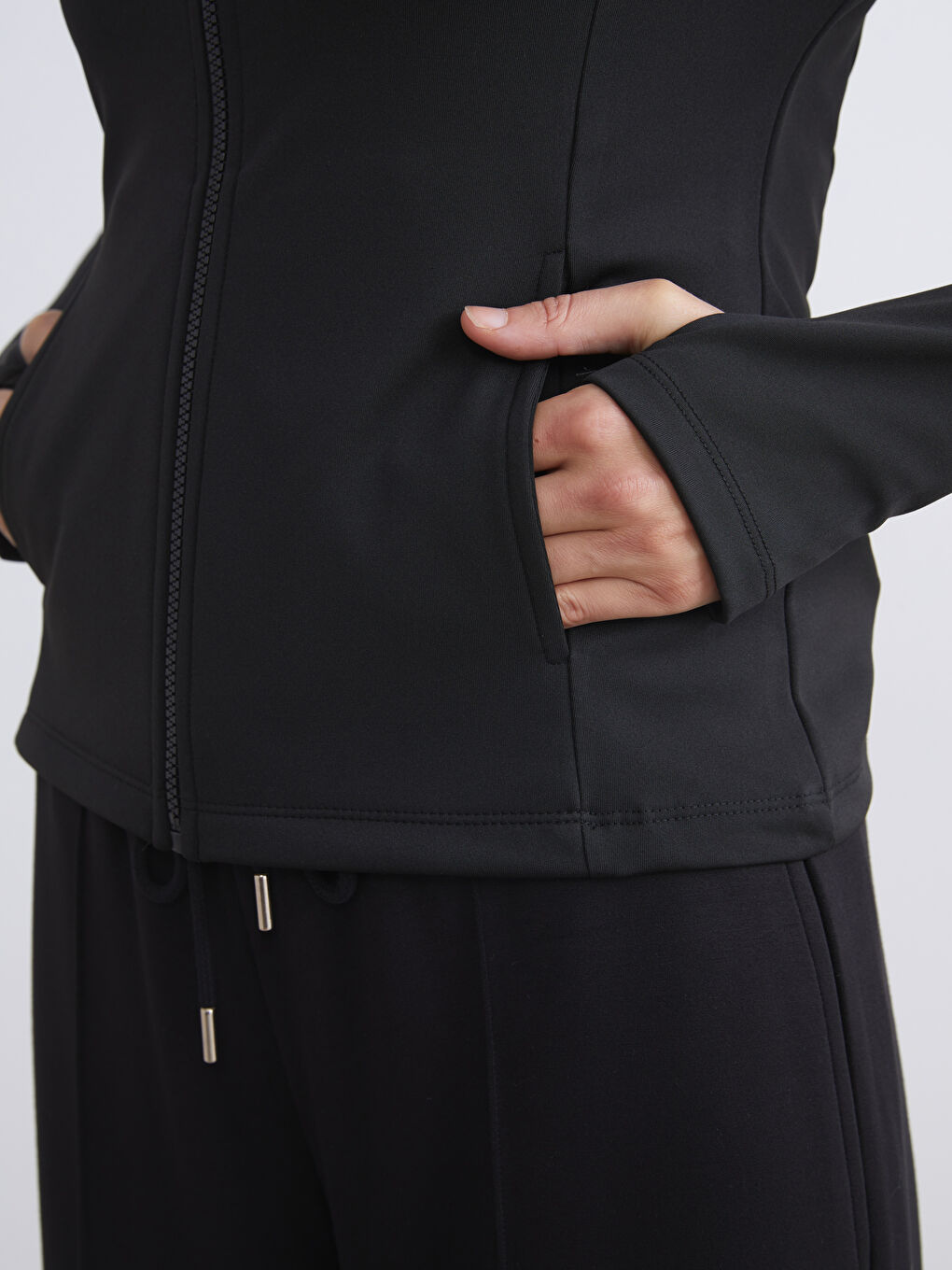 Siyah Dik Yaka Parmak Geçmeli Kadın Fermuarlı Sweatshirt-2