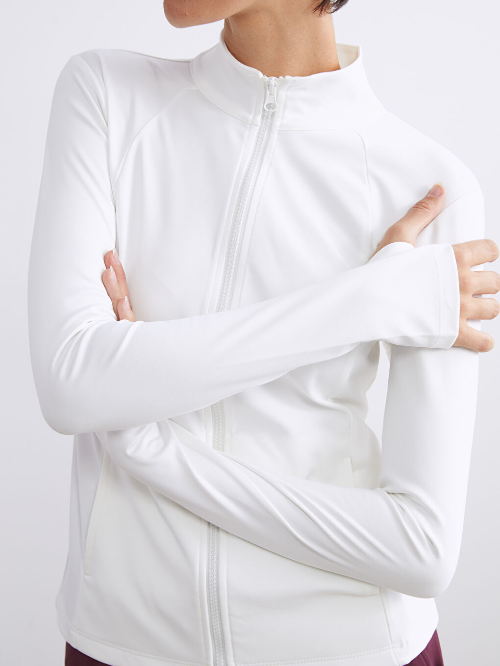 Beyaz Dik Yaka Parmak Geçmeli Kadın Fermuarlı Sweatshirt-3