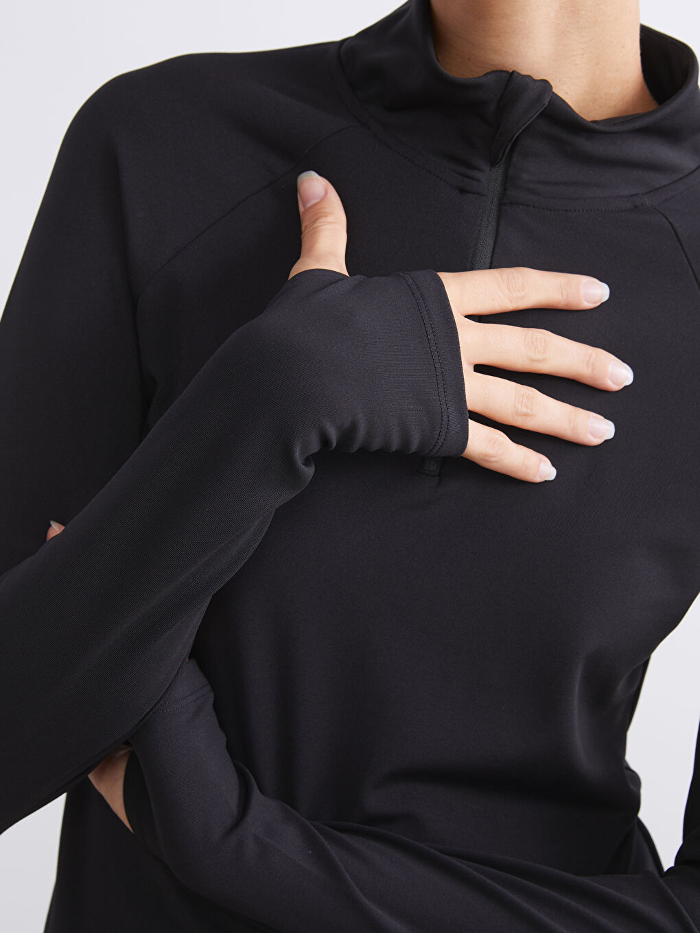 Siyah Dik Yaka Parmak Geçmeli Kadın Spor Body-4