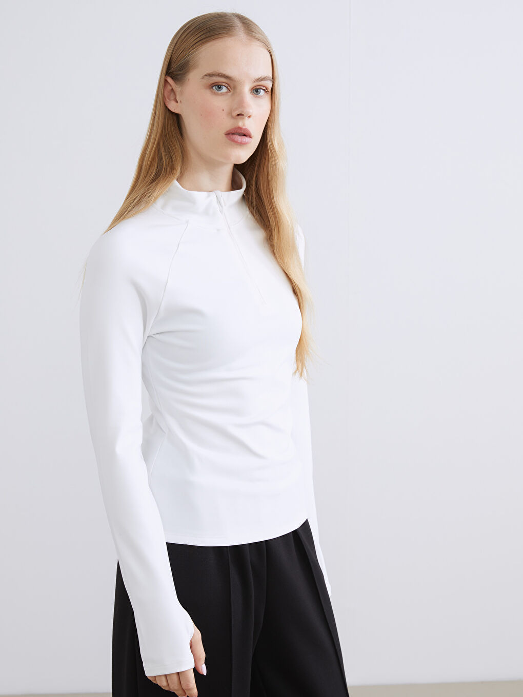 Beyaz Dik Yaka Parmak Geçmeli Kadın Spor Body-1