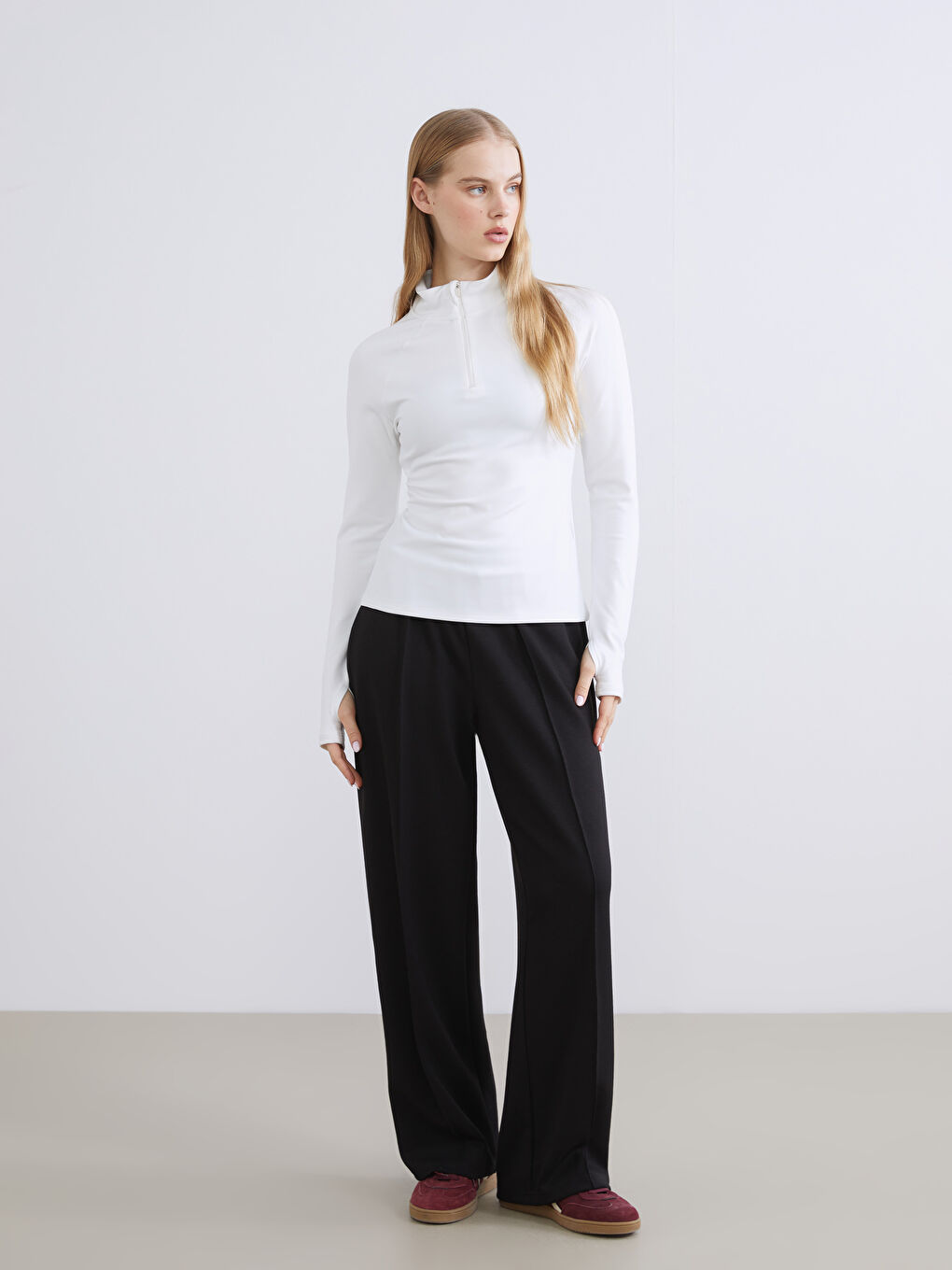 Beyaz Dik Yaka Parmak Geçmeli Kadın Spor Body-2