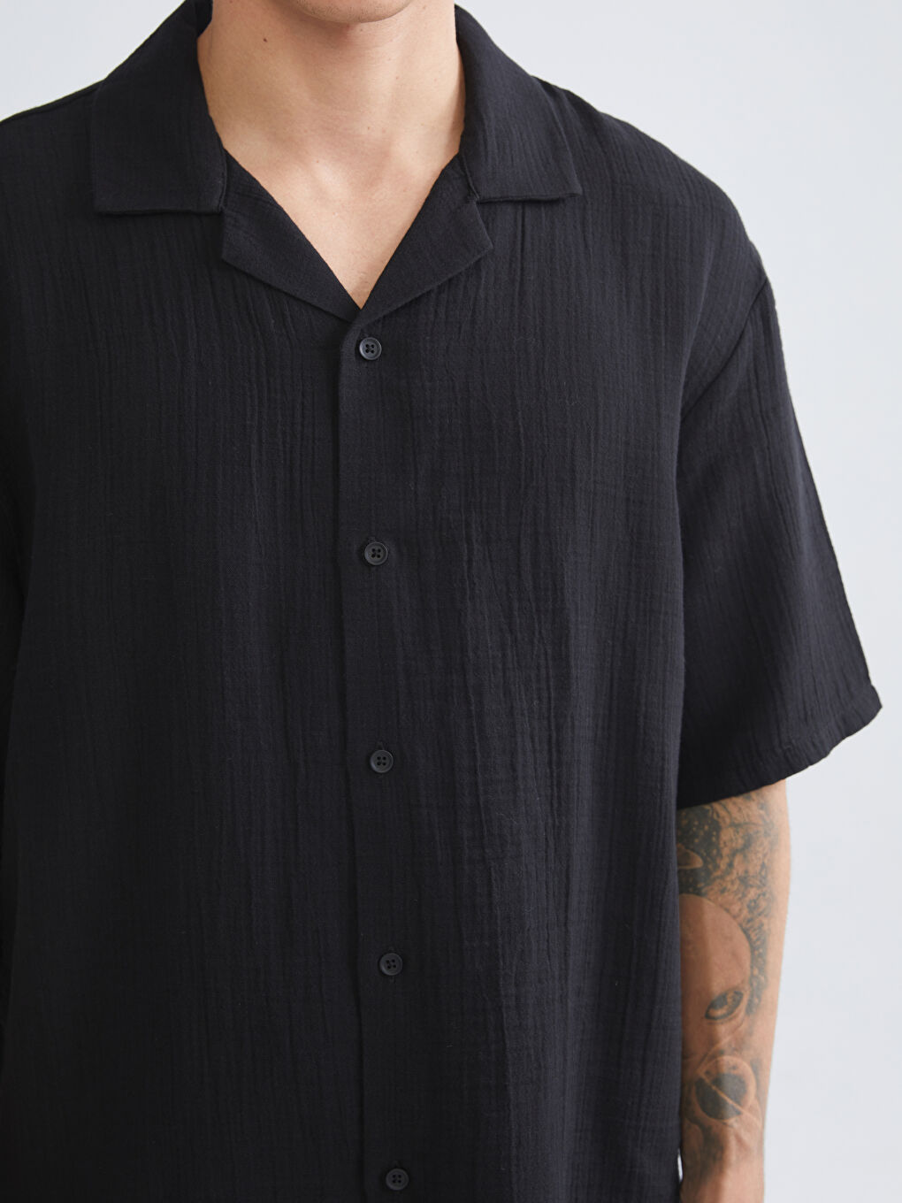 Siyah Rahat Kalıp Resort Yaka Kısa Kollu Müslin Erkek Gömlek-5