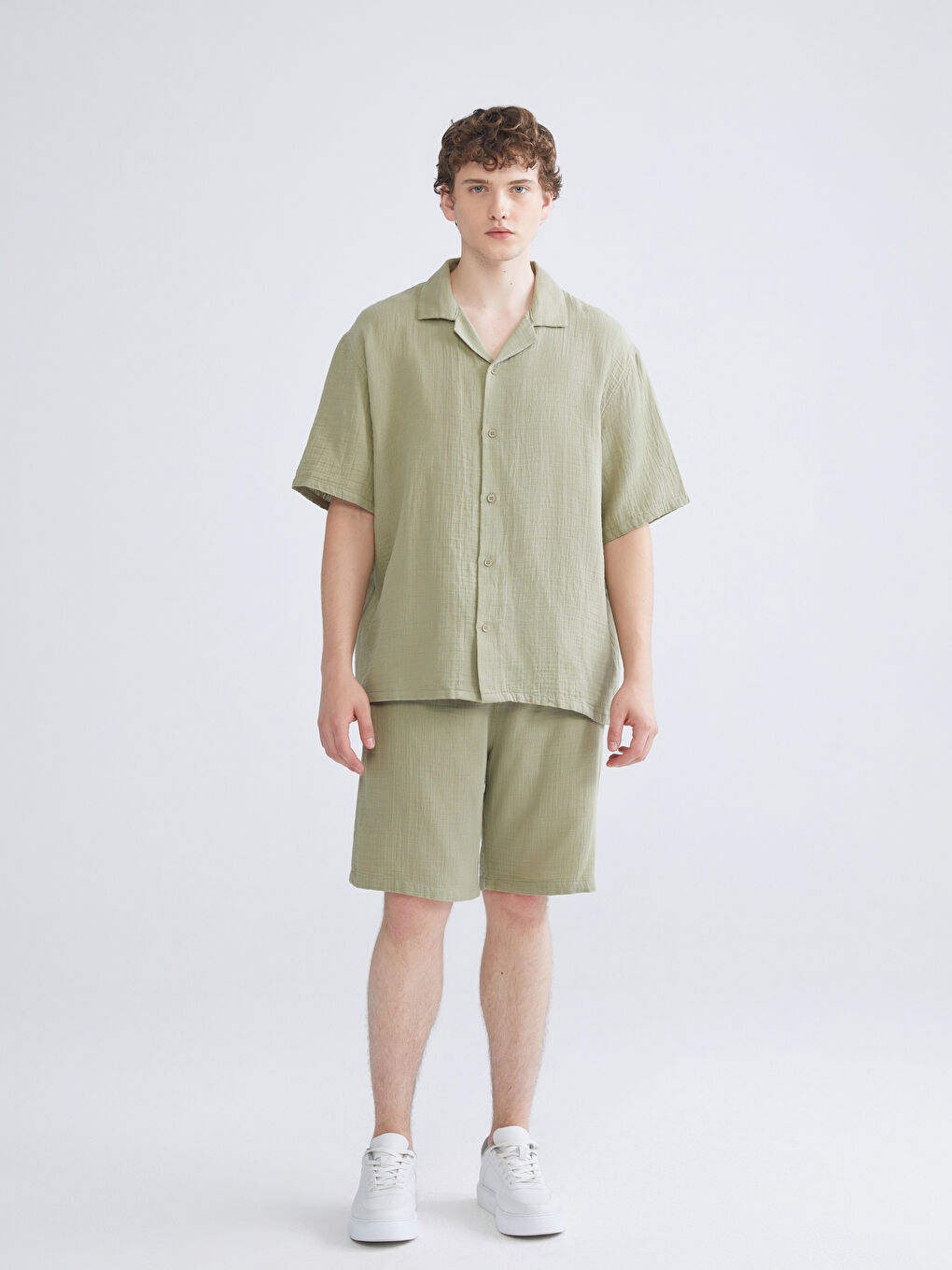 Haki Rahat Kalıp Resort Yaka Kısa Kollu Müslin Erkek Gömlek-1