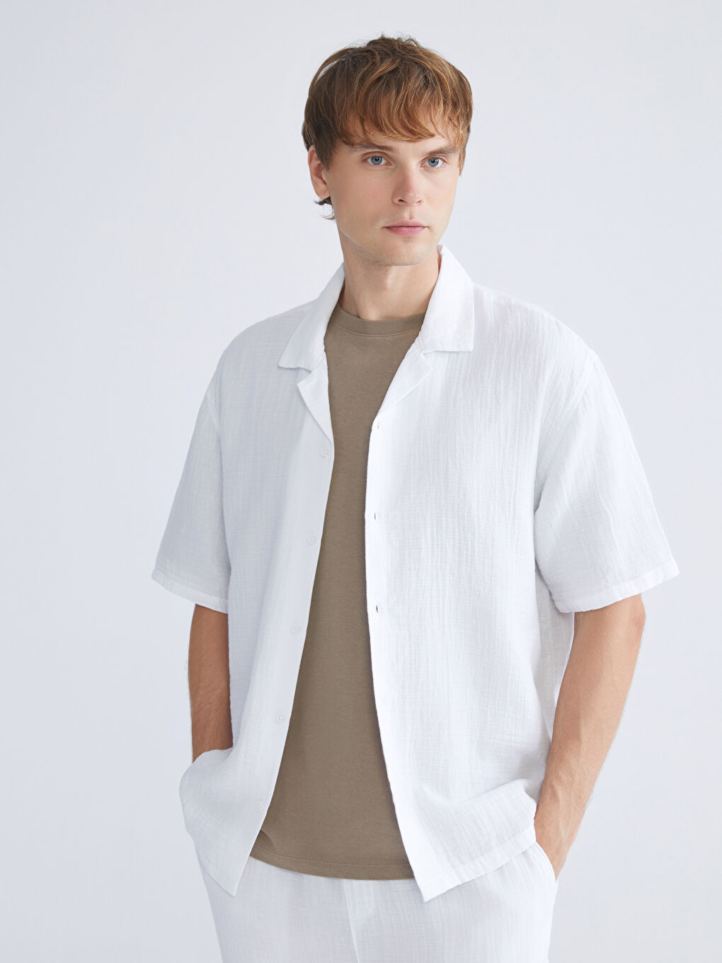 Beyaz Rahat Kalıp Resort Yaka Kısa Kollu Müslin Erkek Gömlek-1