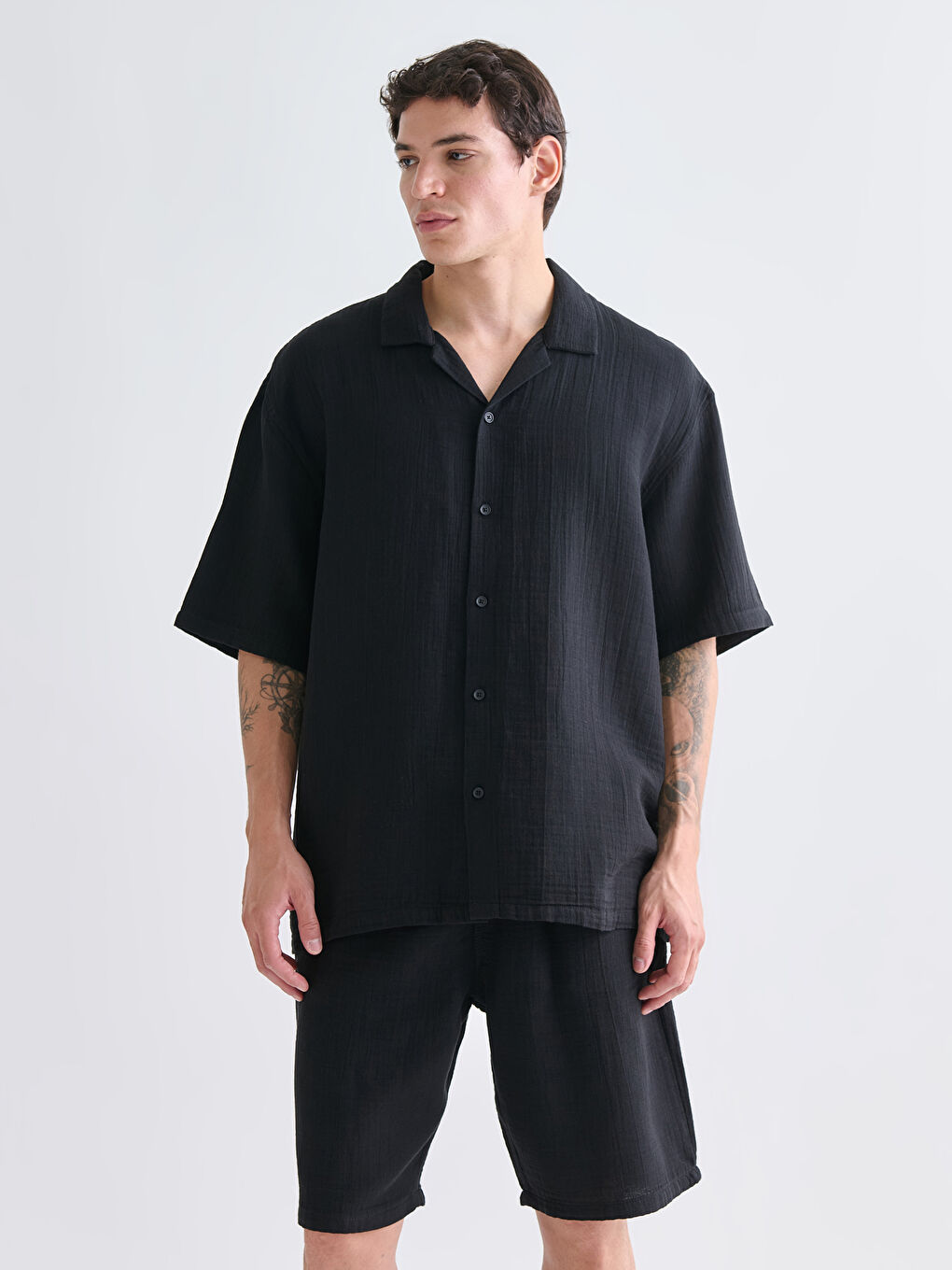 Siyah Rahat Kalıp Resort Yaka Kısa Kollu Müslin Erkek Gömlek-1