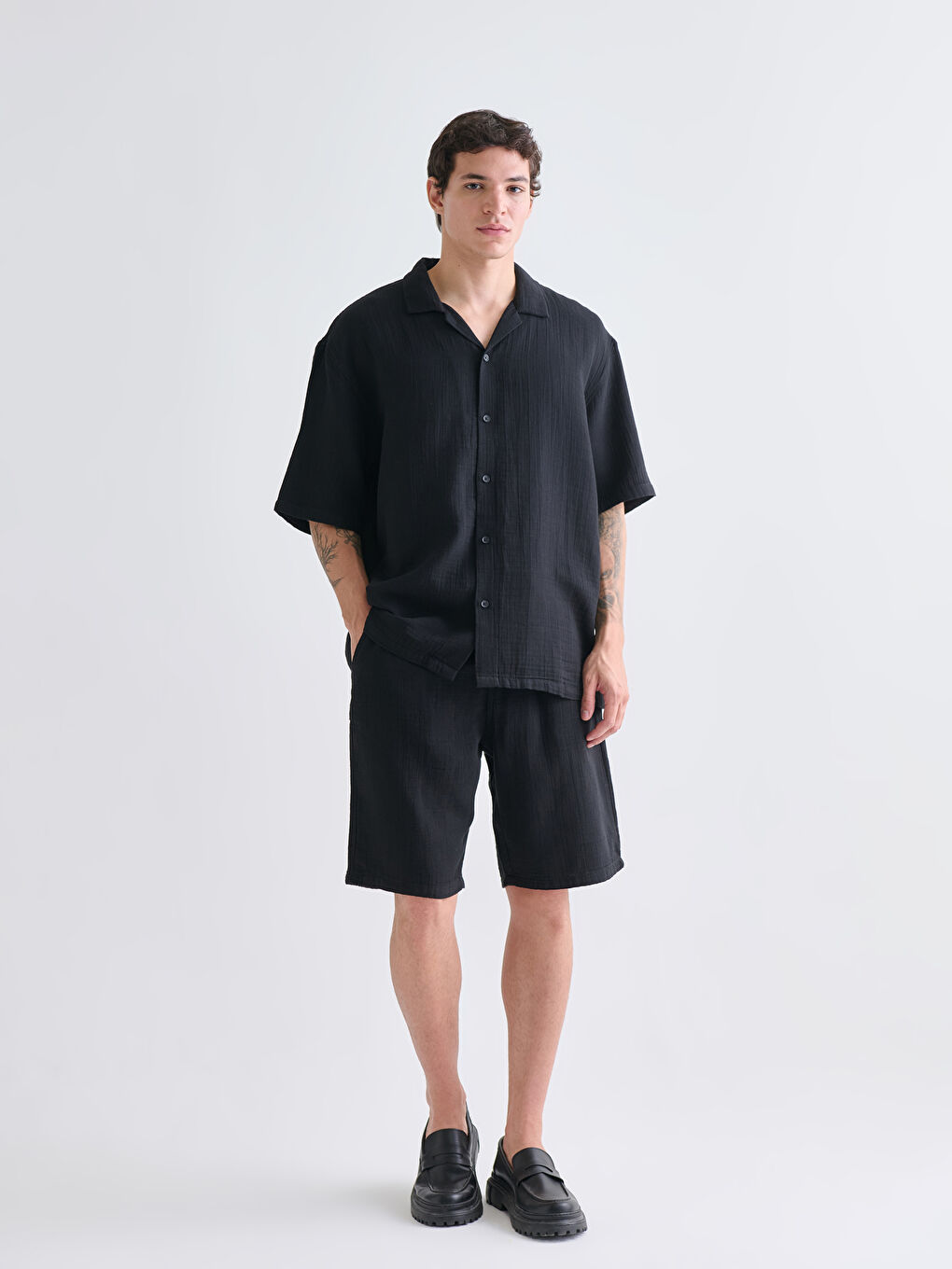 Siyah Rahat Kalıp Resort Yaka Kısa Kollu Müslin Erkek Gömlek-2