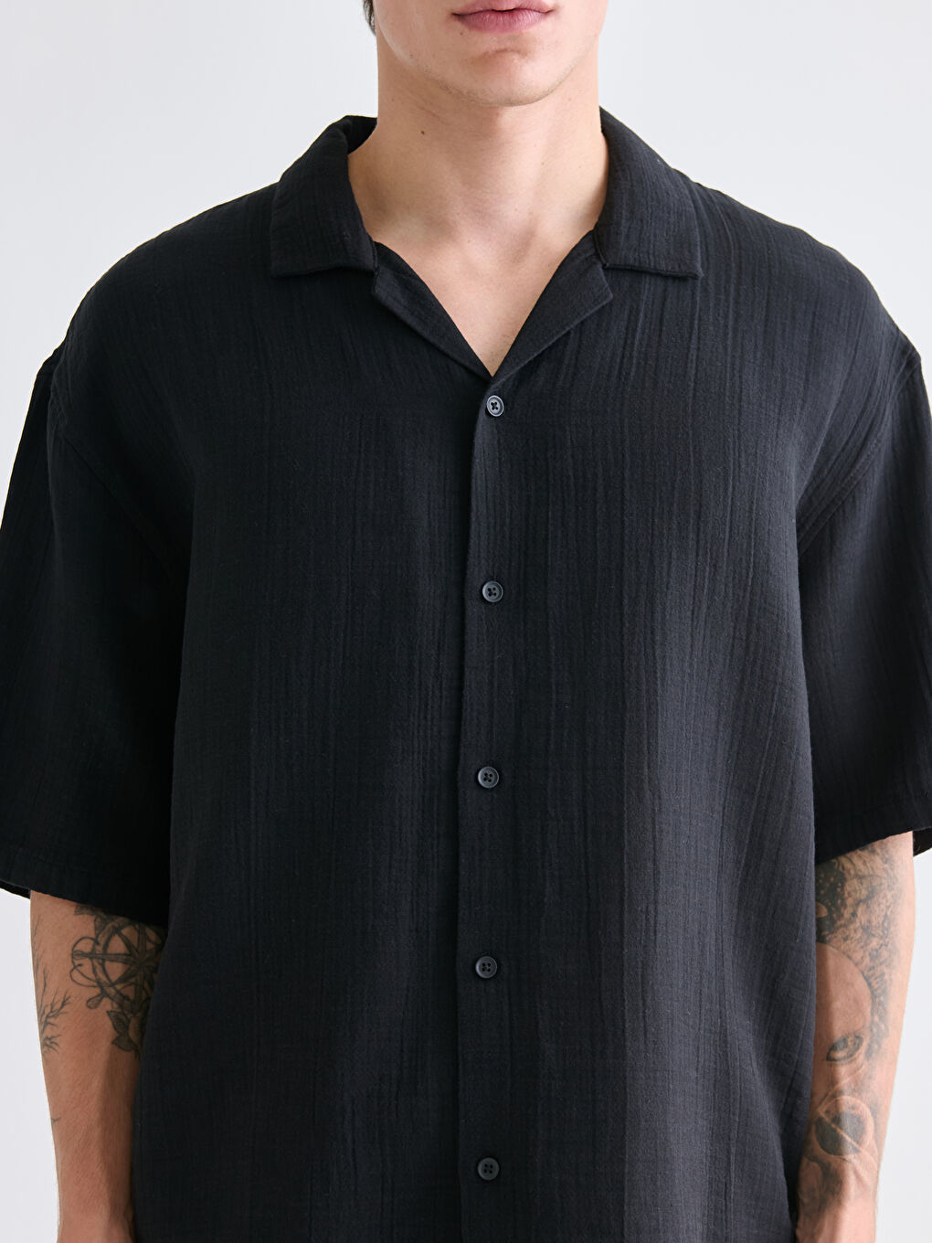 Siyah Rahat Kalıp Resort Yaka Kısa Kollu Müslin Erkek Gömlek-4
