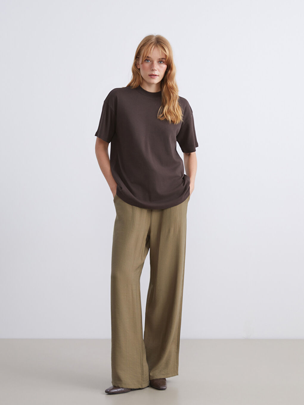 Kahverengi Dik Yaka Kadın Tişört-1