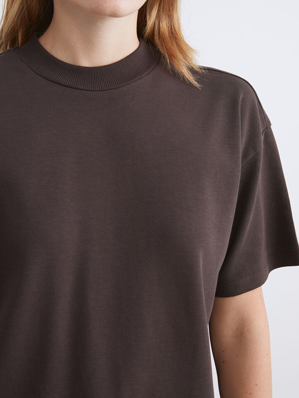 Kahverengi Dik Yaka Kadın Tişört-2