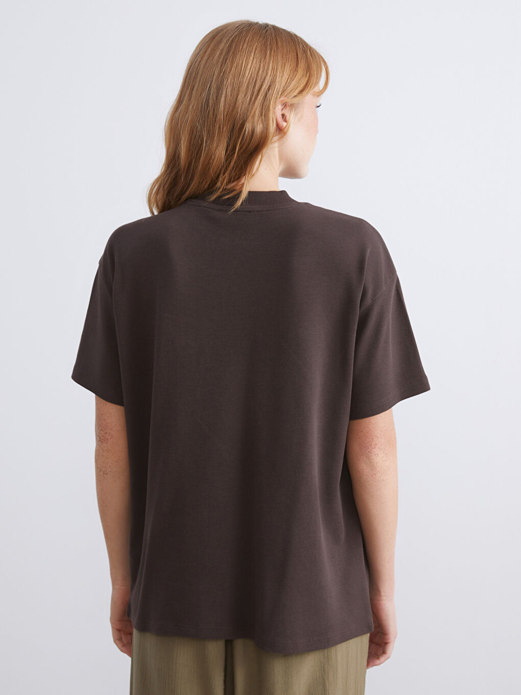 Kahverengi Dik Yaka Kadın Tişört-3