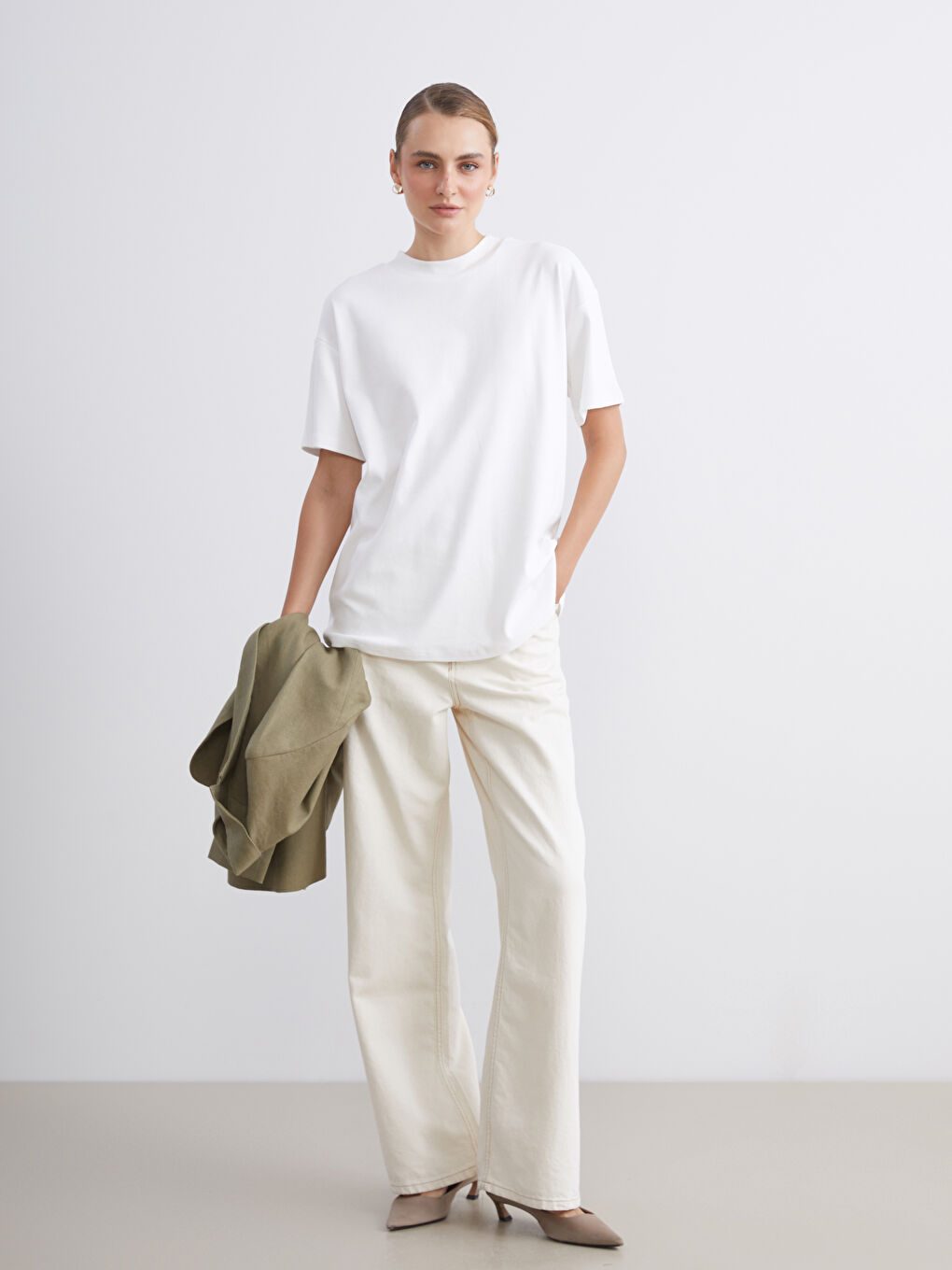 Ekru Dik Yaka Kadın Tişört-3