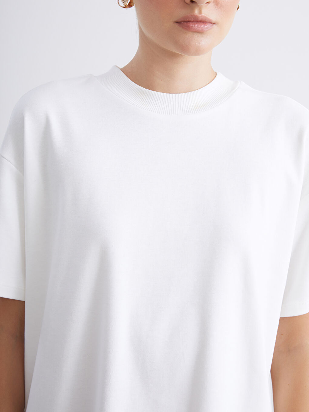 Ekru Dik Yaka Kadın Tişört-5