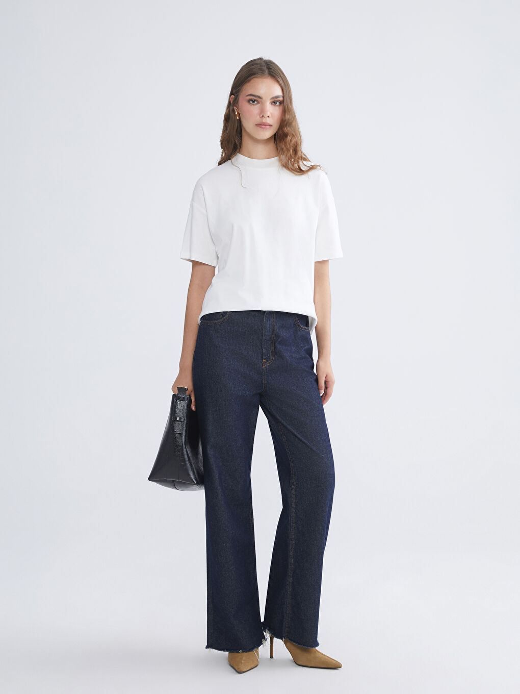 Ekru Dik Yaka Kadın Tişört-2