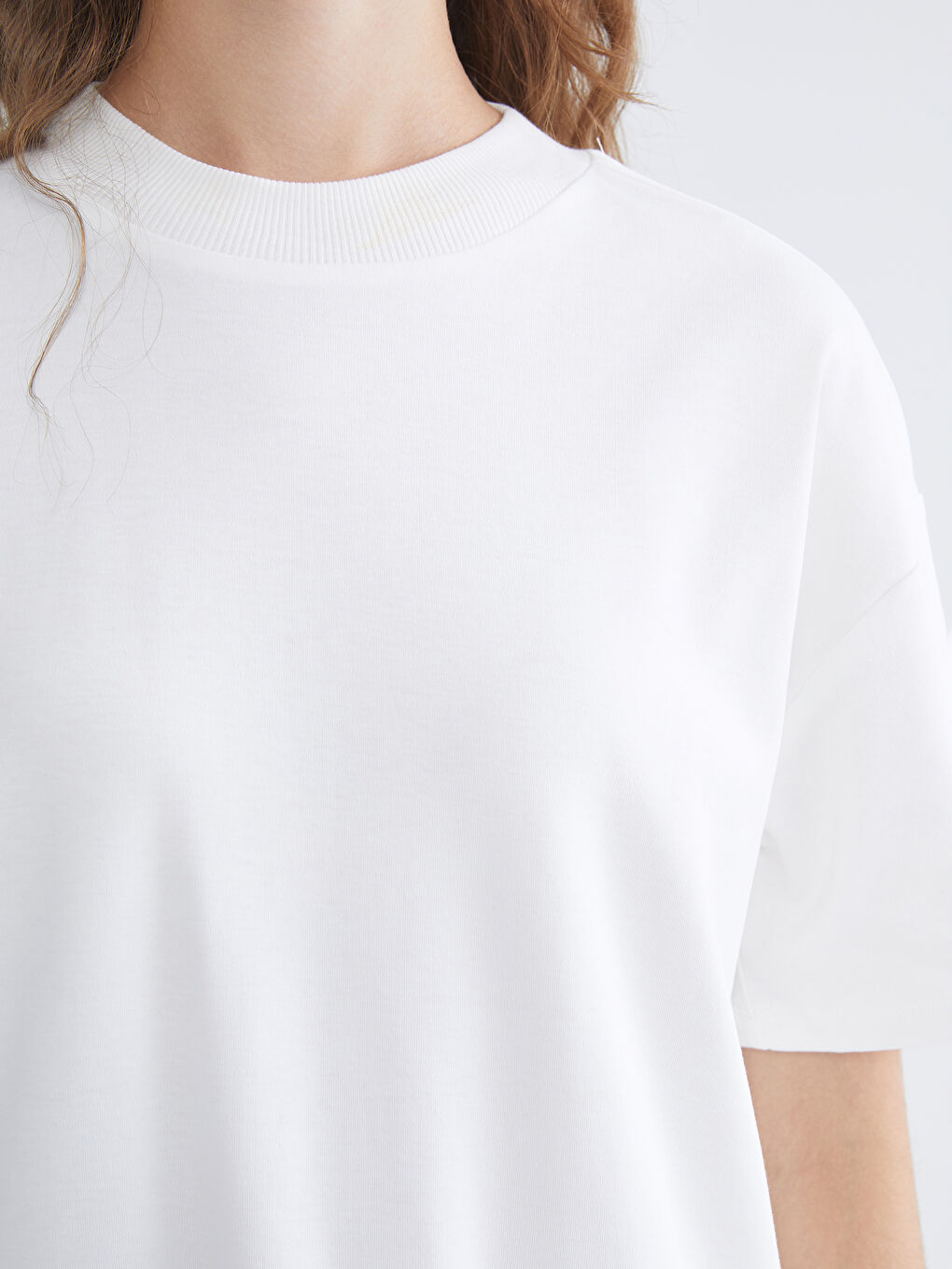 Ekru Dik Yaka Kadın Tişört-4
