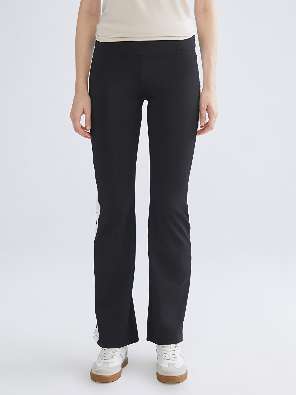 Siyah Beli Lastikli Geniş Paça Kadın Eşofman Altı-1