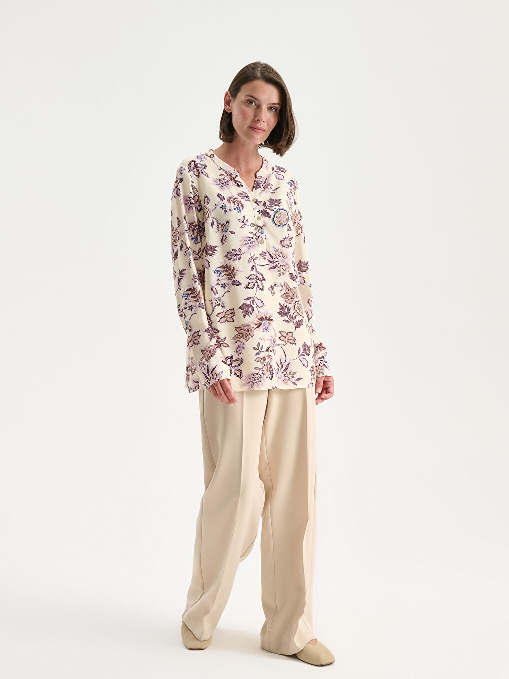 Bej Kaçık Yaka Çiçekli Bluz-3