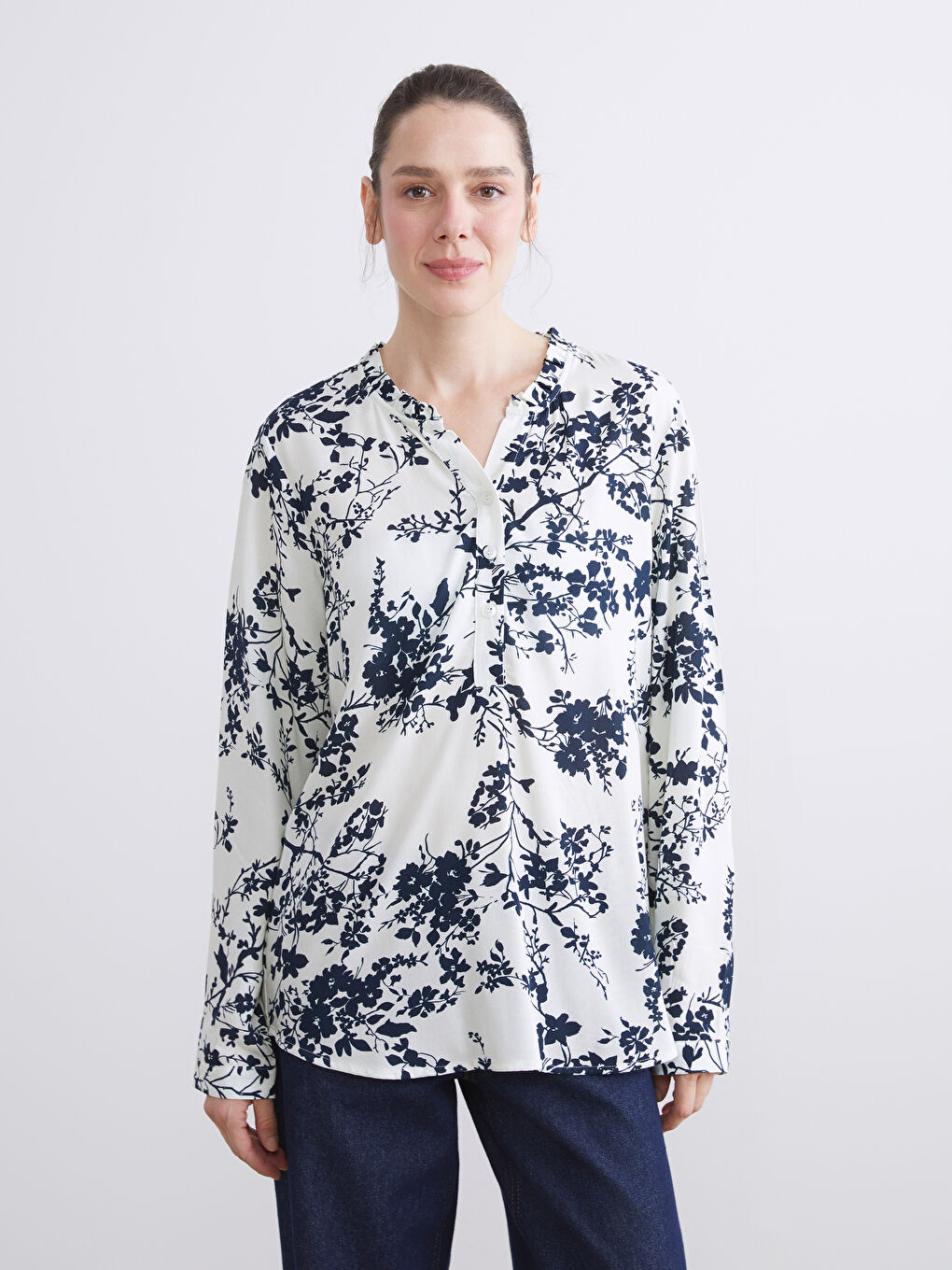 Ekru Kaçık Yaka Çiçekli Fırfırlı Bluz