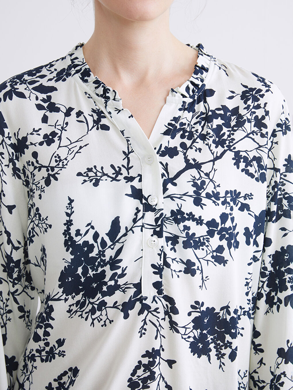 Ekru Kaçık Yaka Çiçekli Fırfırlı Bluz-3