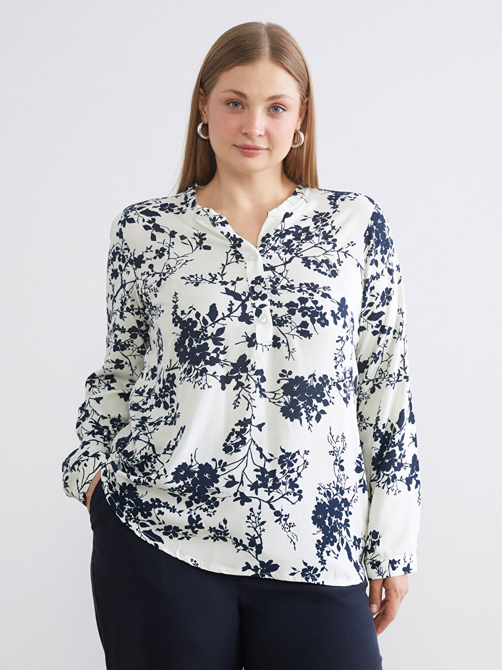 Ekru Kaçık Yaka Çiçekli Fırfırlı Bluz-1