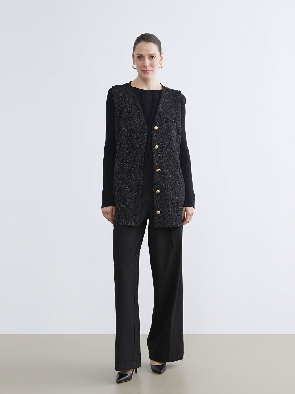 Siyah V Yaka Parlak Görünümlü Kadın Yelek-1