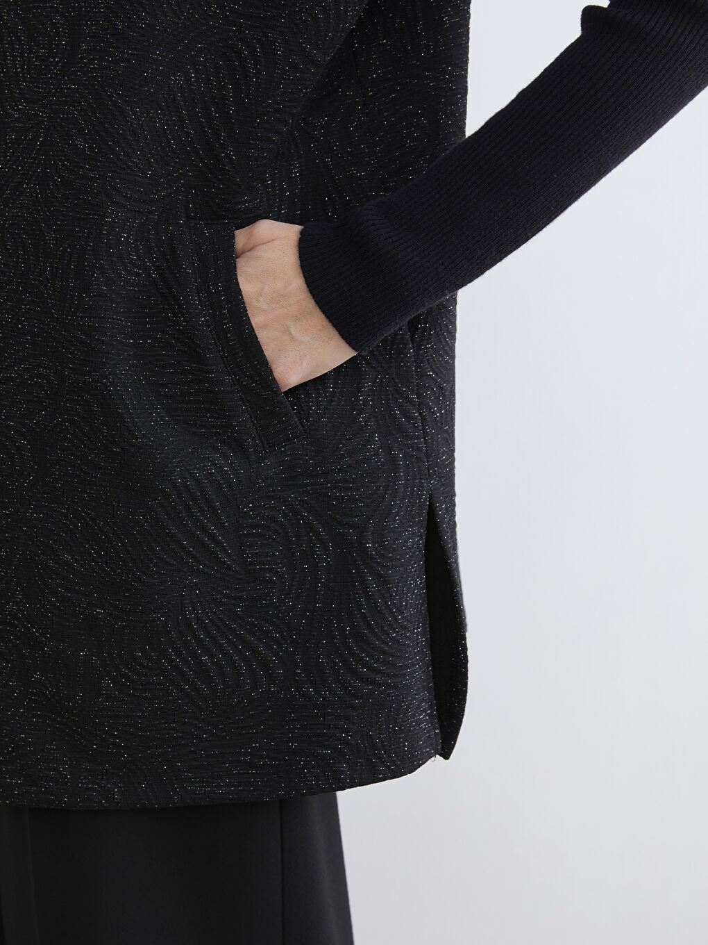 Siyah V Yaka Parlak Görünümlü Kadın Yelek-2