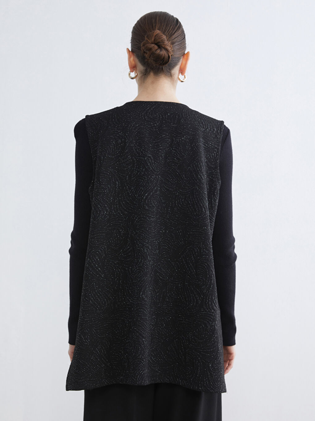 Siyah V Yaka Parlak Görünümlü Kadın Yelek-3