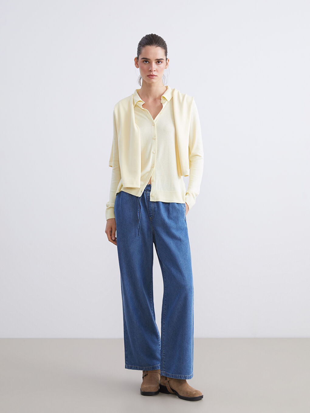 جينز واسع الأرجل بخصر مطاطي للسيدات