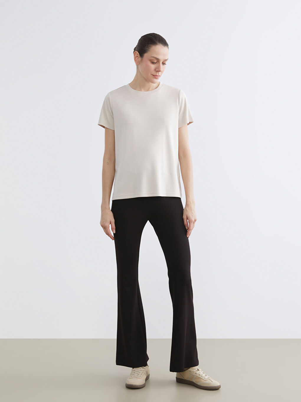 Әйелдерге арналған дөңгелек жағалы футболка-1