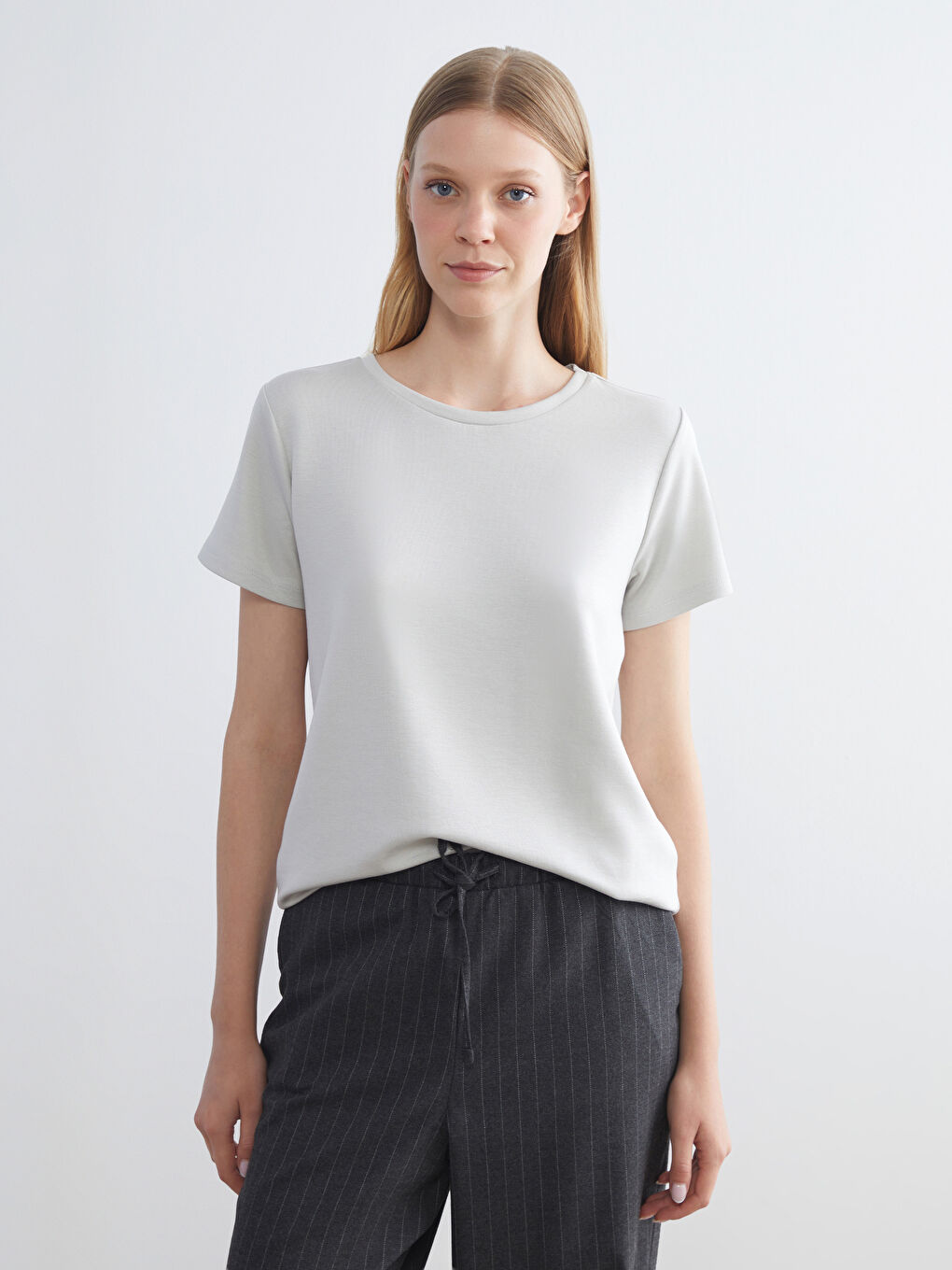 Gri Bisiklet Yaka Kadın Tişört