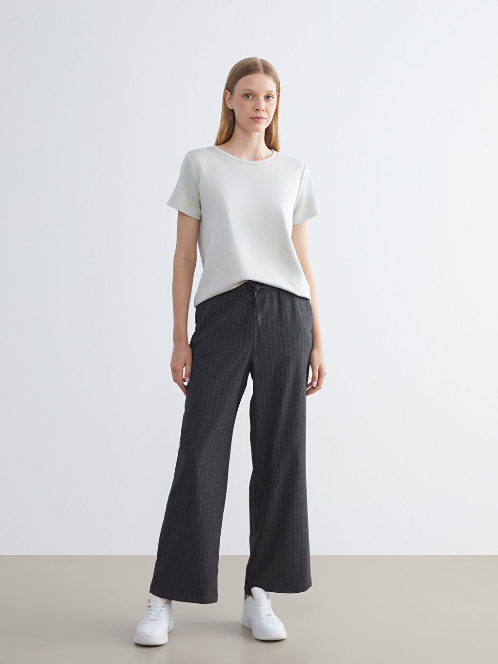 Gri Bisiklet Yaka Kadın Tişört-3