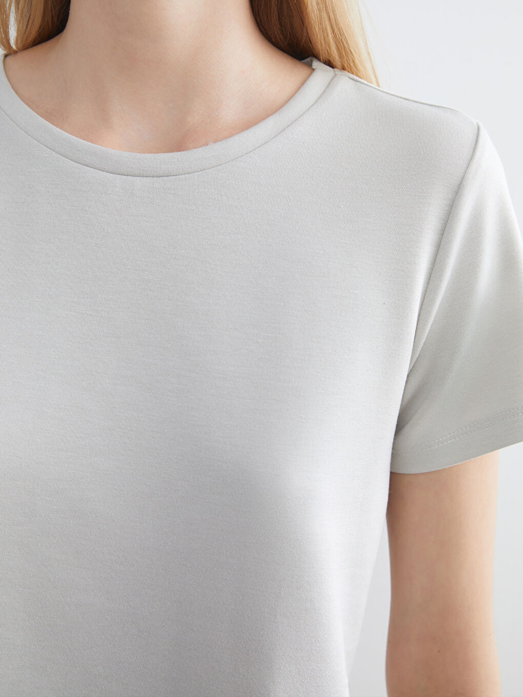 Gri Bisiklet Yaka Kadın Tişört-5