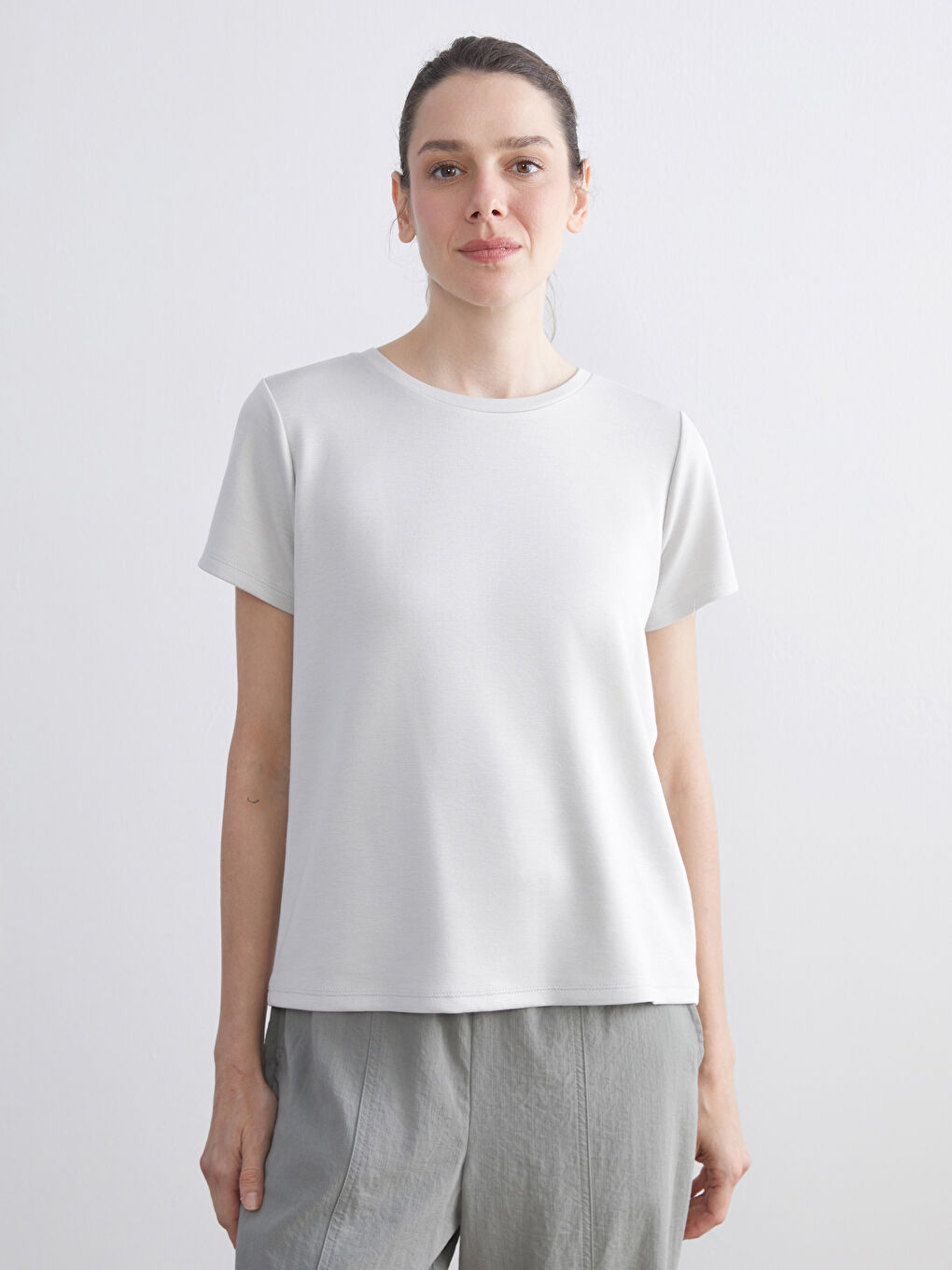 Gri Bisiklet Yaka Kadın Tişört-1