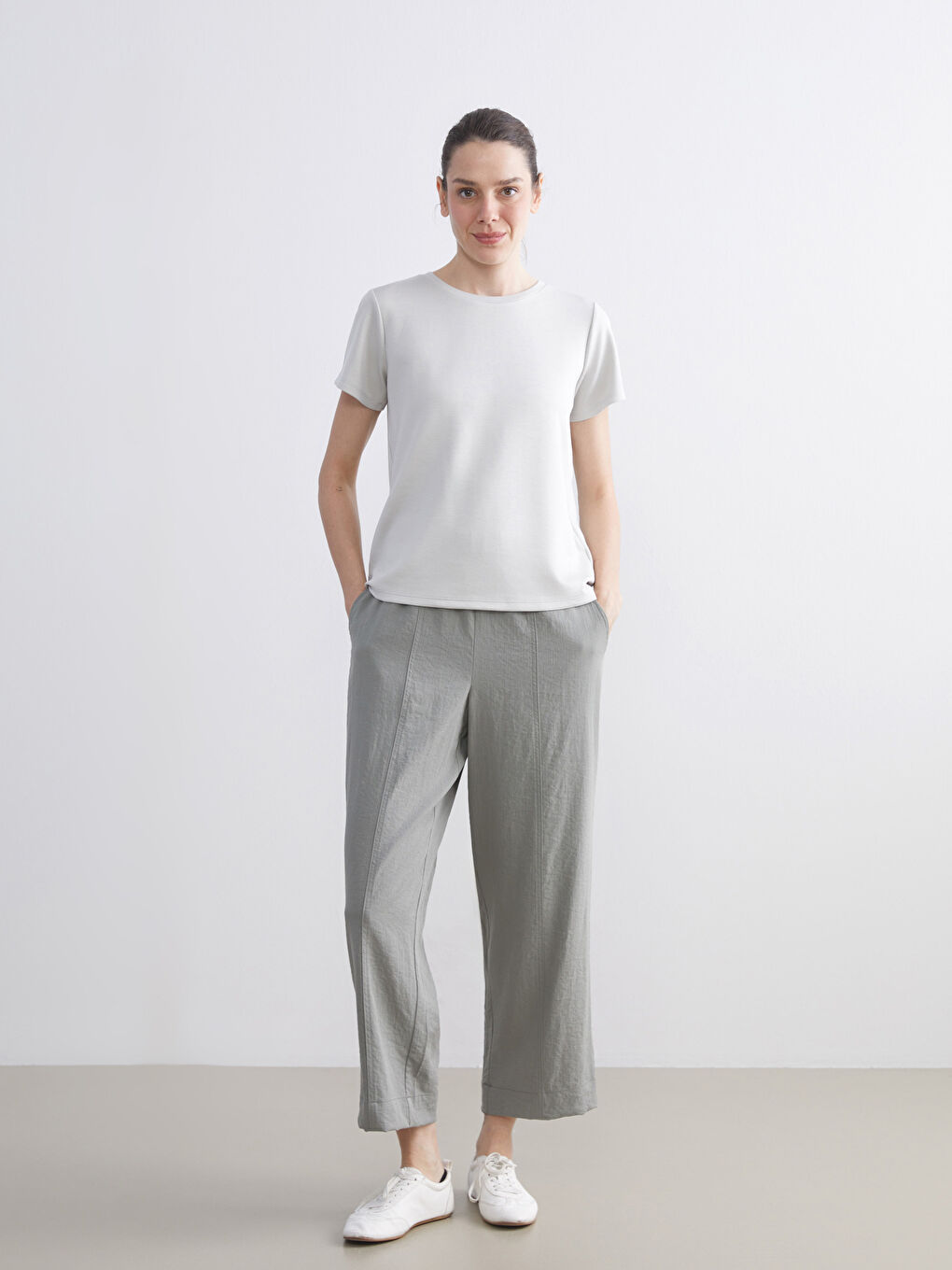 Gri Bisiklet Yaka Kadın Tişört-2