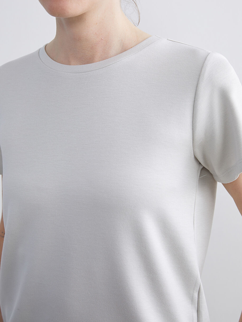 Gri Bisiklet Yaka Kadın Tişört-4