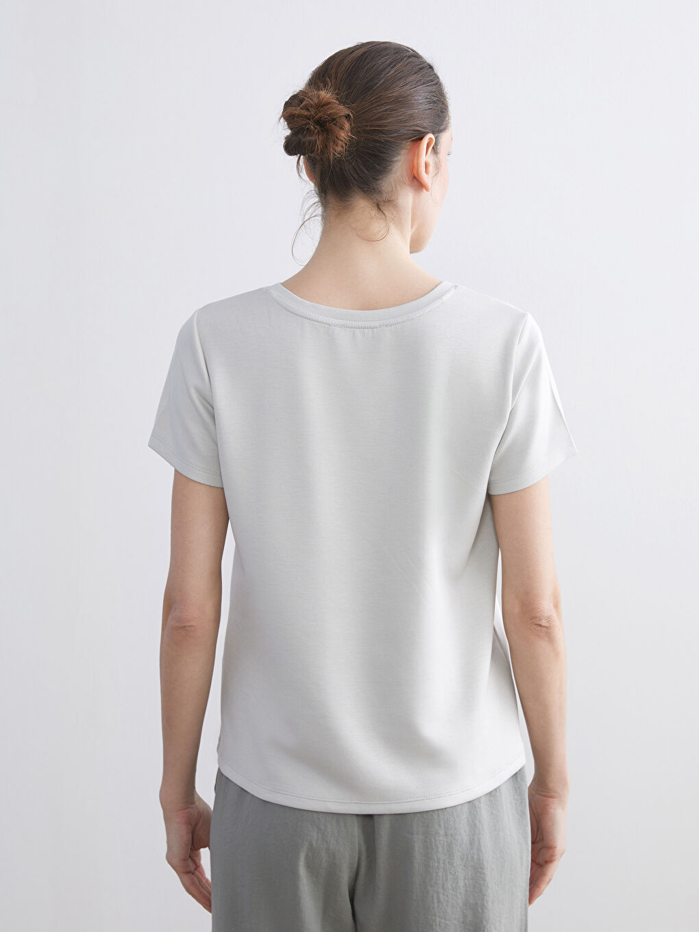 Gri Bisiklet Yaka Kadın Tişört-6