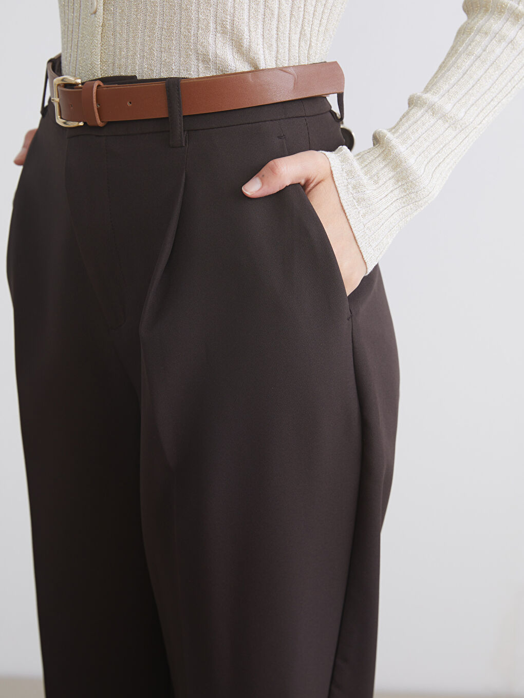 Kahverengi Beli Kemerli Loose Fit Kadın Pileli Pantolon-2