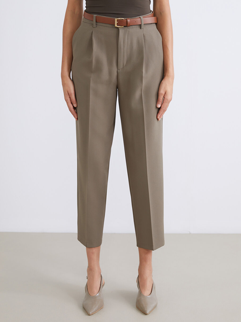 Haki Beli Kemerli Loose Fit Kadın Pileli Pantolon-2