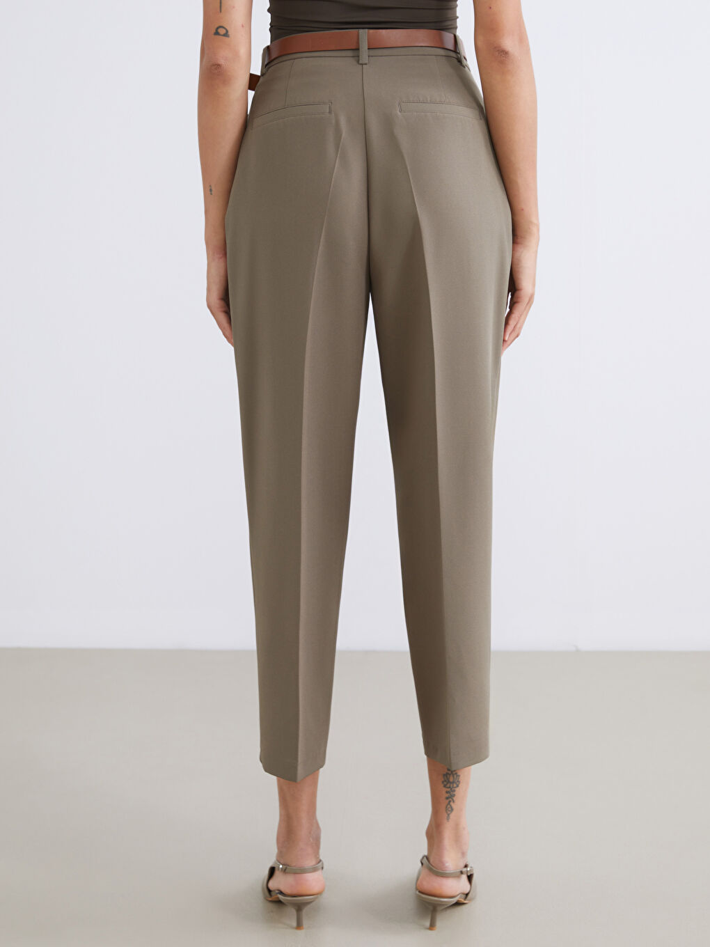 Haki Beli Kemerli Loose Fit Kadın Pileli Pantolon-4