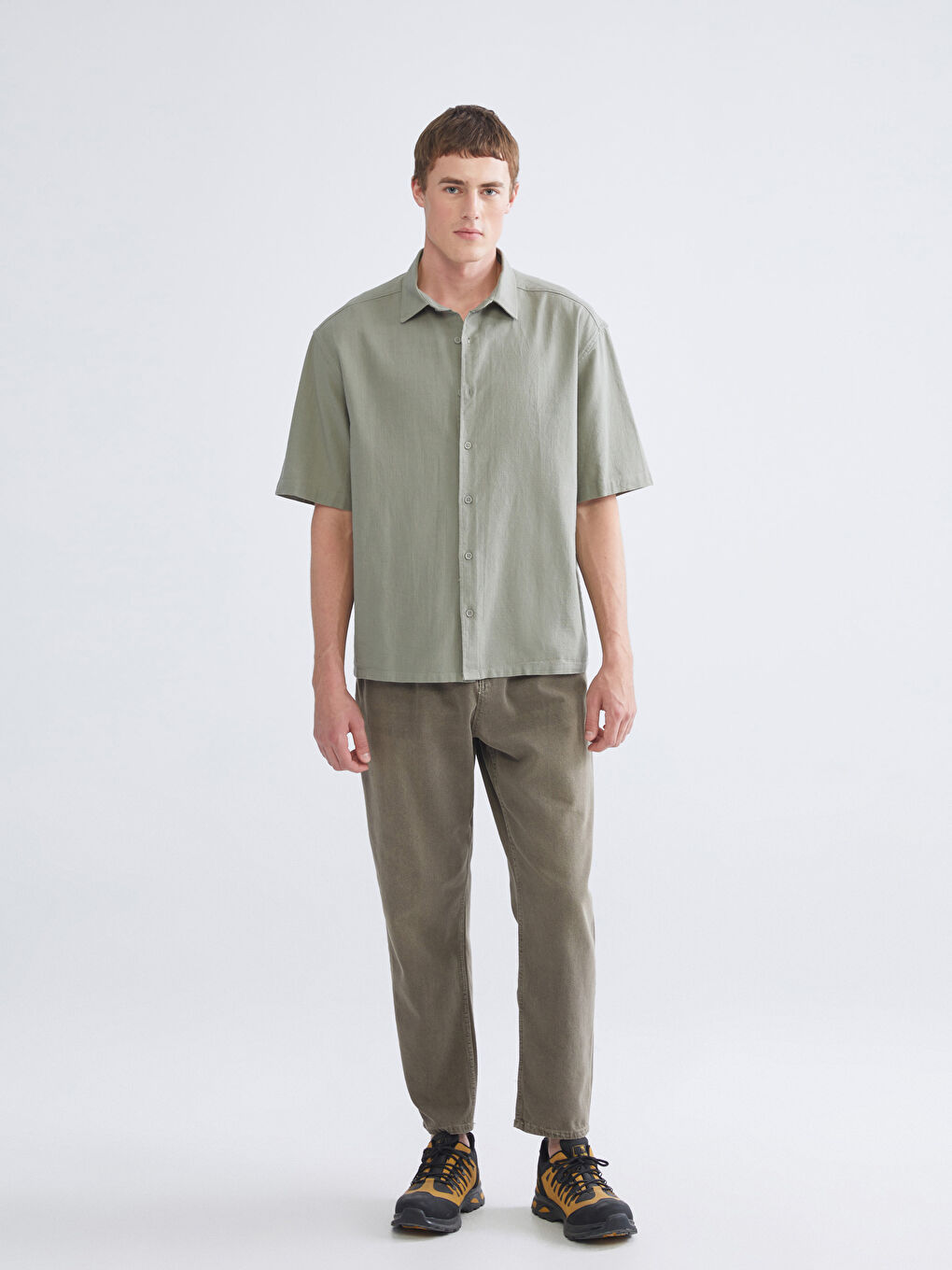 Haki Rahat Kalıp Kısa Kollu Keten Görünümlü Erkek Gömlek-1
