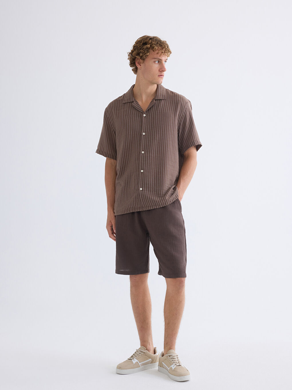 Kahverengi Rahat Kalıp Müslin Erkek Şort