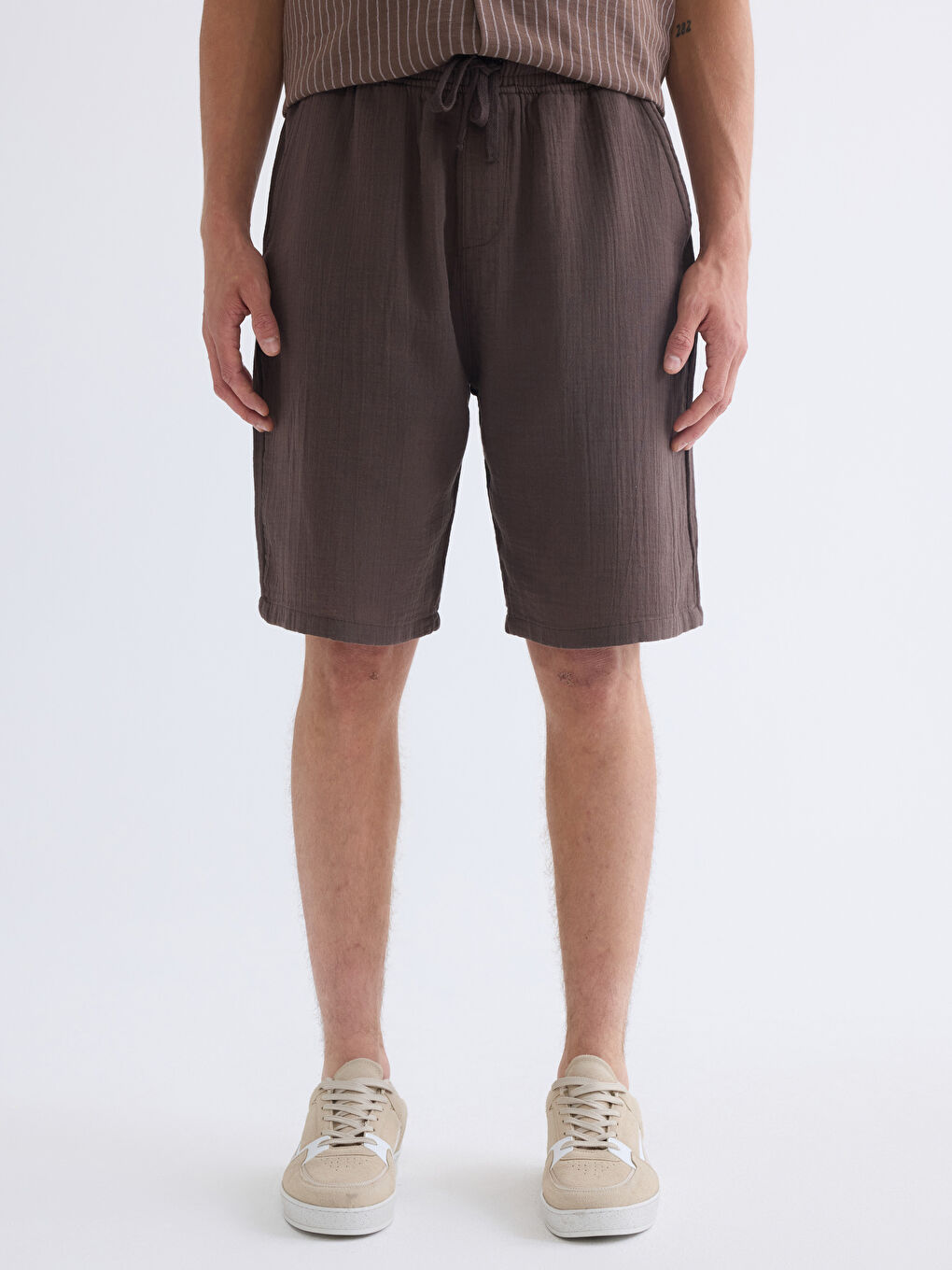 Kahverengi Rahat Kalıp Müslin Erkek Şort-1