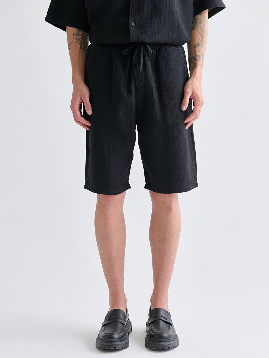 Siyah Rahat Kalıp Müslin Erkek Şort-1