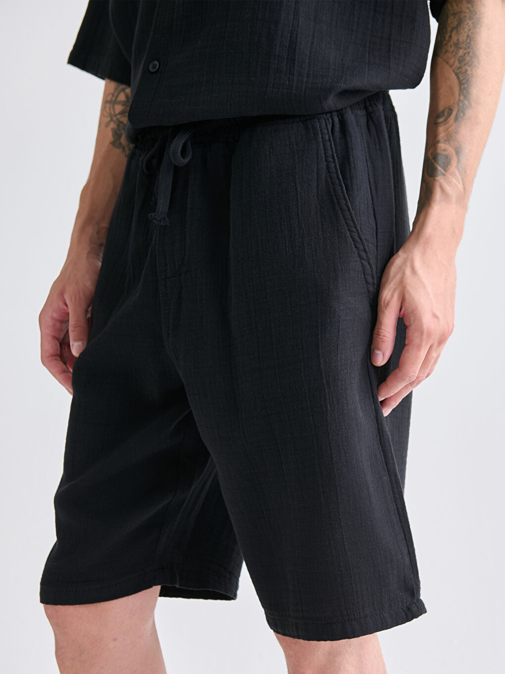 Siyah Rahat Kalıp Müslin Erkek Şort-2