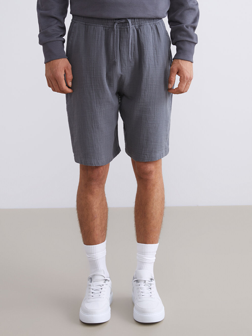 Gri Rahat Kalıp Müslin Erkek Şort-1