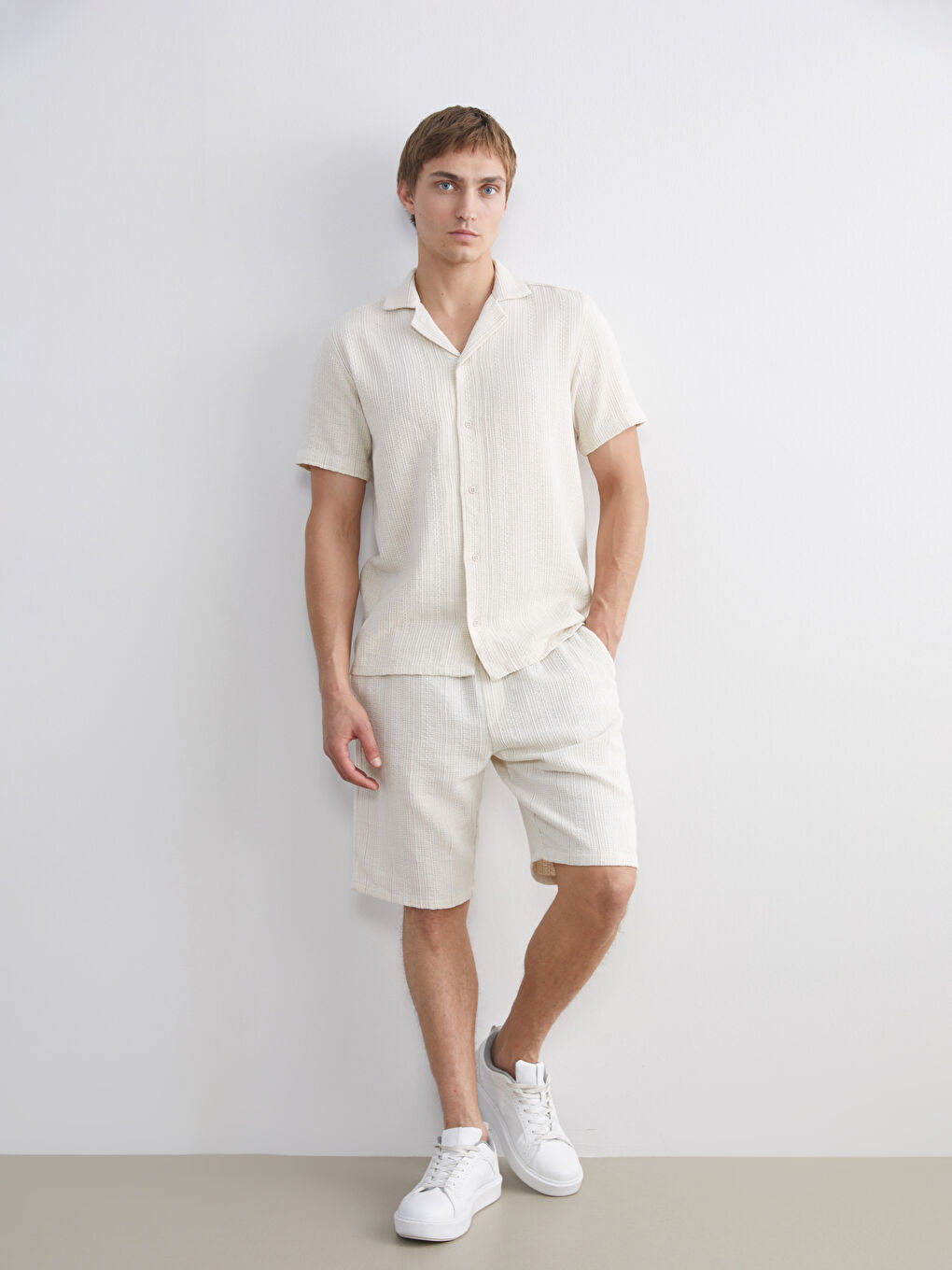Ekru Standart Kalıp Keten Görünümlü Erkek Şort