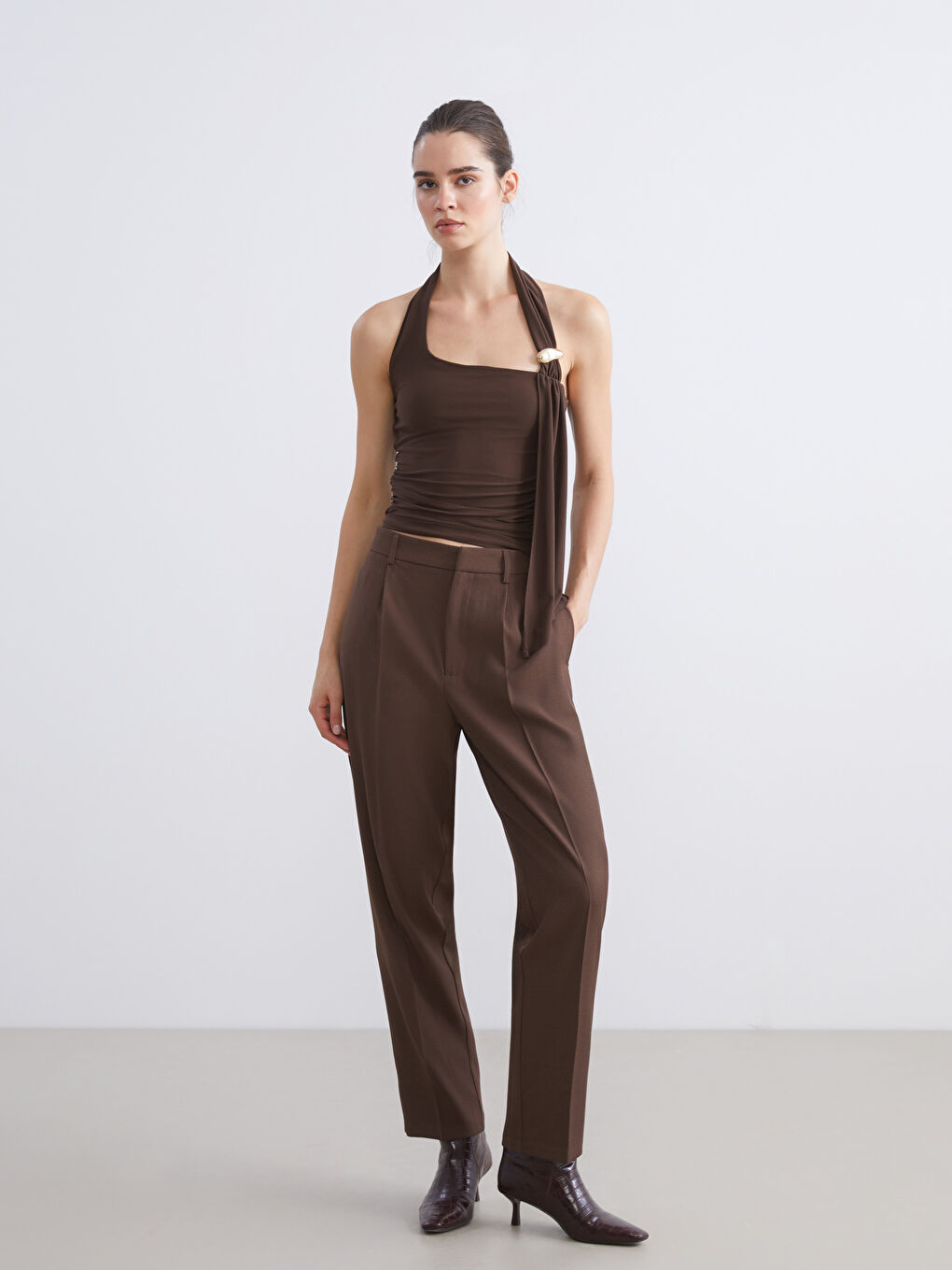 Kahverengi Halter Yaka Toka Detaylı Büzgülü Bluz-1