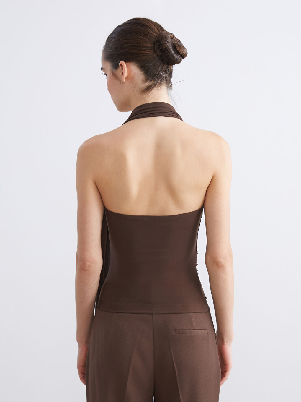 Kahverengi Halter Yaka Toka Detaylı Büzgülü Bluz-3