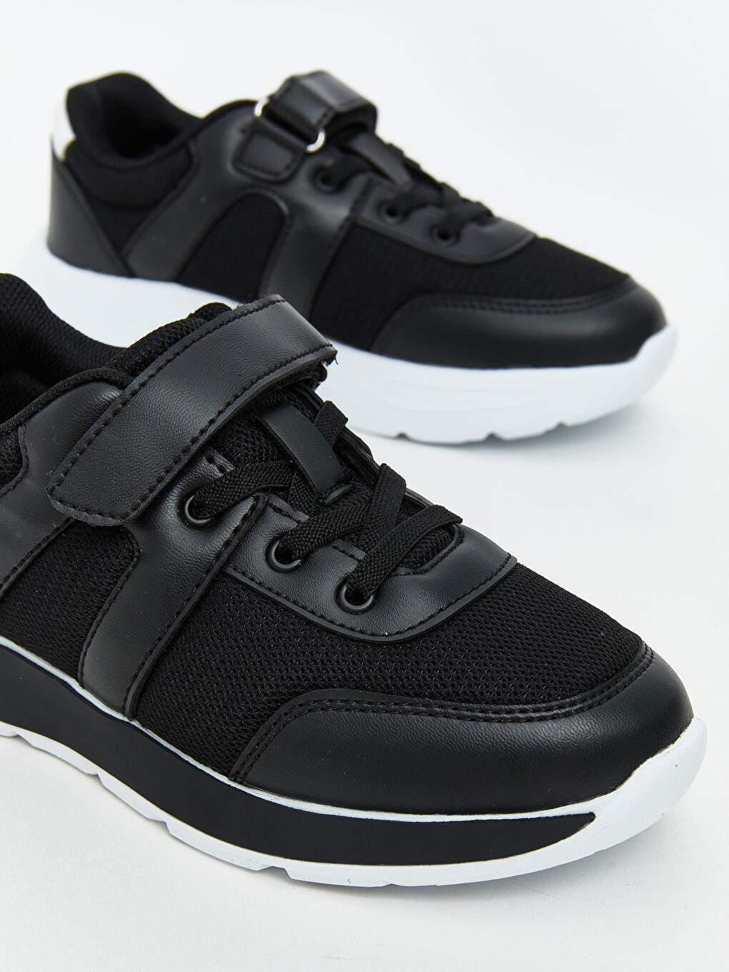 Siyah Bağcık ve Cırt Cırtlı Erkek Spor Ayakkabı-1