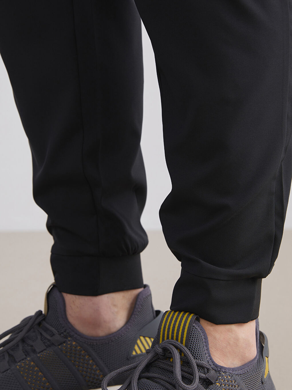 بنطلون رياضي مطبوع بوسط مطاطي للرجال-3