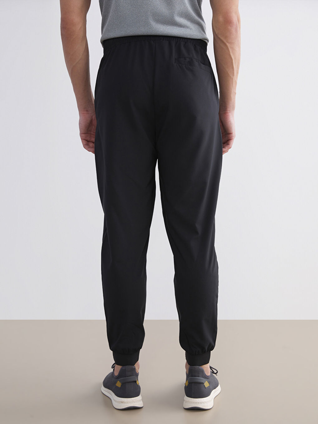 بنطلون رياضي مطبوع بوسط مطاطي للرجال-4